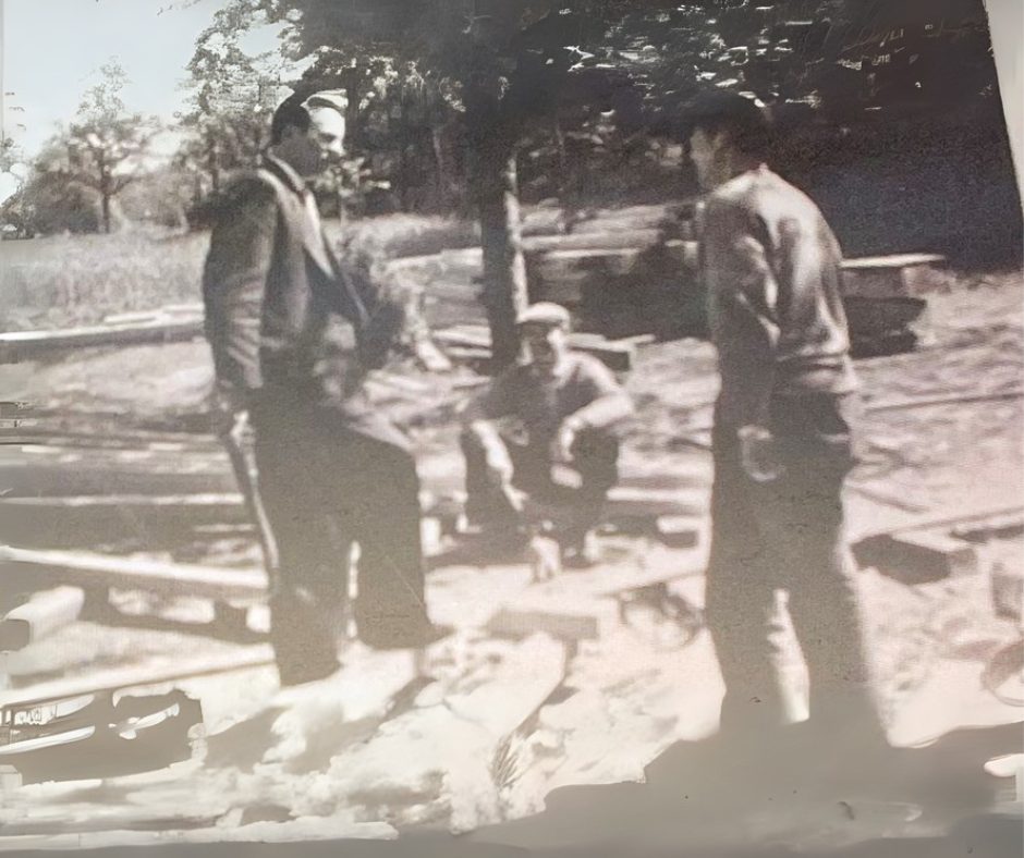 Historische Aufnahme von Bauarbeitern bei der Arbeit auf einer Baustelle – frühe Jahre des Bauunternehmens Bölts.