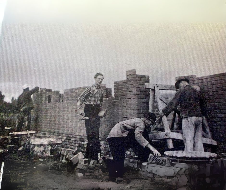 Historische Aufnahme von Maurern bei der Arbeit auf einer Baustelle – frühe Bauphase des Bauunternehmens Bölts.