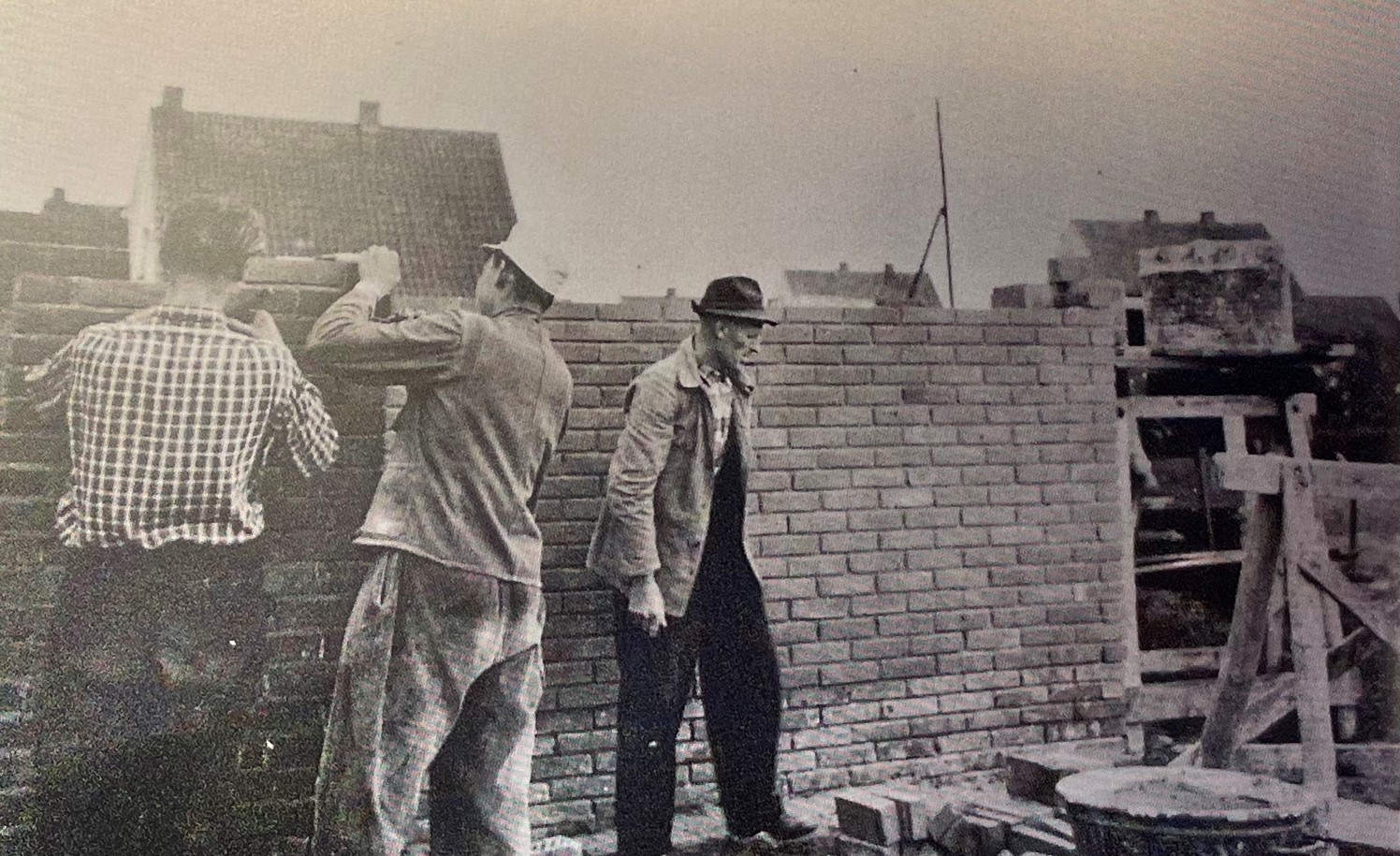 Historische Aufnahme von Maurern bei der Arbeit – frühe Jahre des Bauunternehmens Bölts.