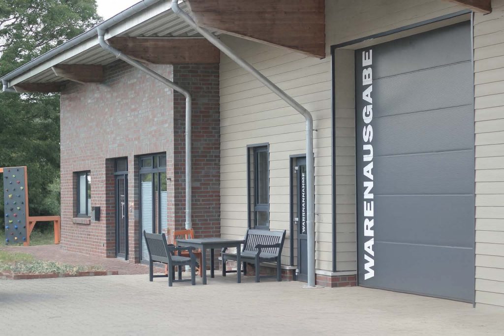 Moderne Gewerbeimmobilie mit Klinker- und Holzfassade, errichtet vom Bauunternehmen Bölts.